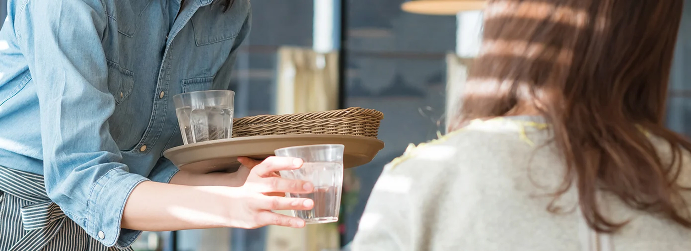 スタッフが水をお客様に渡している画像